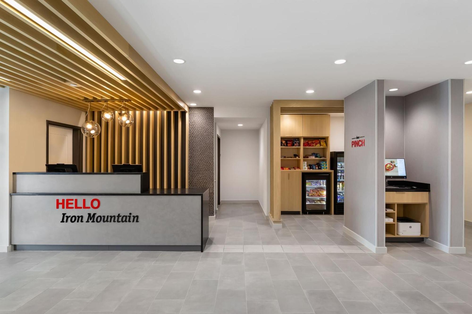 Towneplace Suites By Marriott Iron Mountain Bagian luar foto